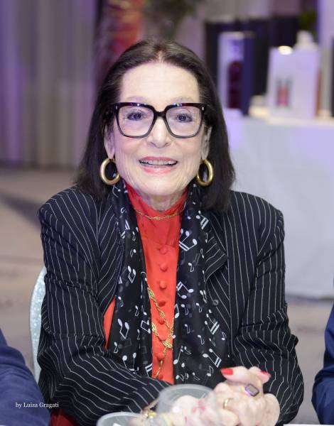 Nana Mouskouri a rendu Hommage à Charles Aznavour au Dôme de Marseille