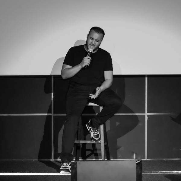 Naestro vous transportera dans son univers empreint de passion, de résilience et de talent grâce à sa voix de ténor hors du commun à Marseille