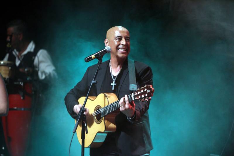 Gérard Ferrer le gitan Marseillais accompagné de sa guitare