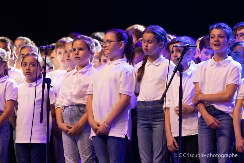 ecole lacordaire à Marseille chorale formidable aznavour