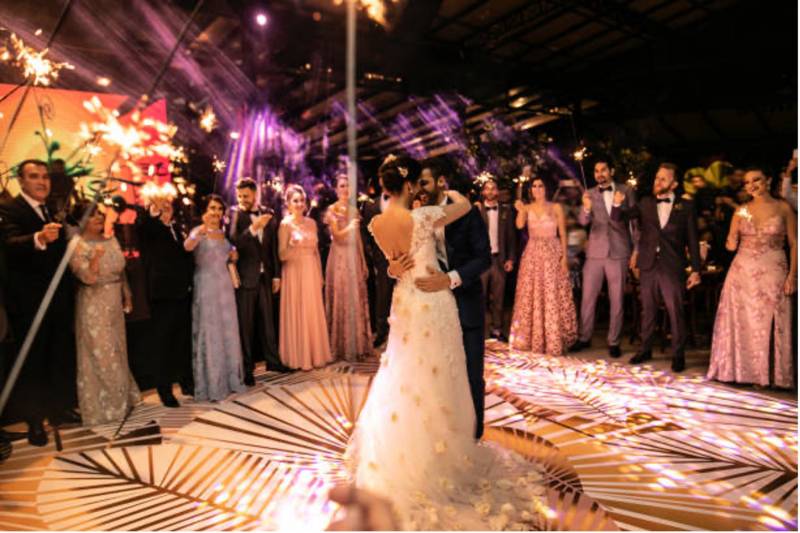 Ouverture de bal exceptionnelle et romantique avec jeux de lumières et artifices