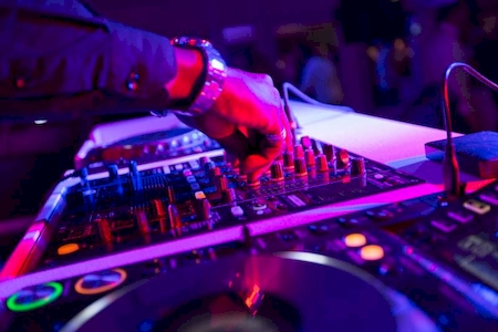 Notre zone d'activité pour ce service DJ professionnel à Allauch proche Plan-de-Cuques : anniversaire et animation clé en main en 2026